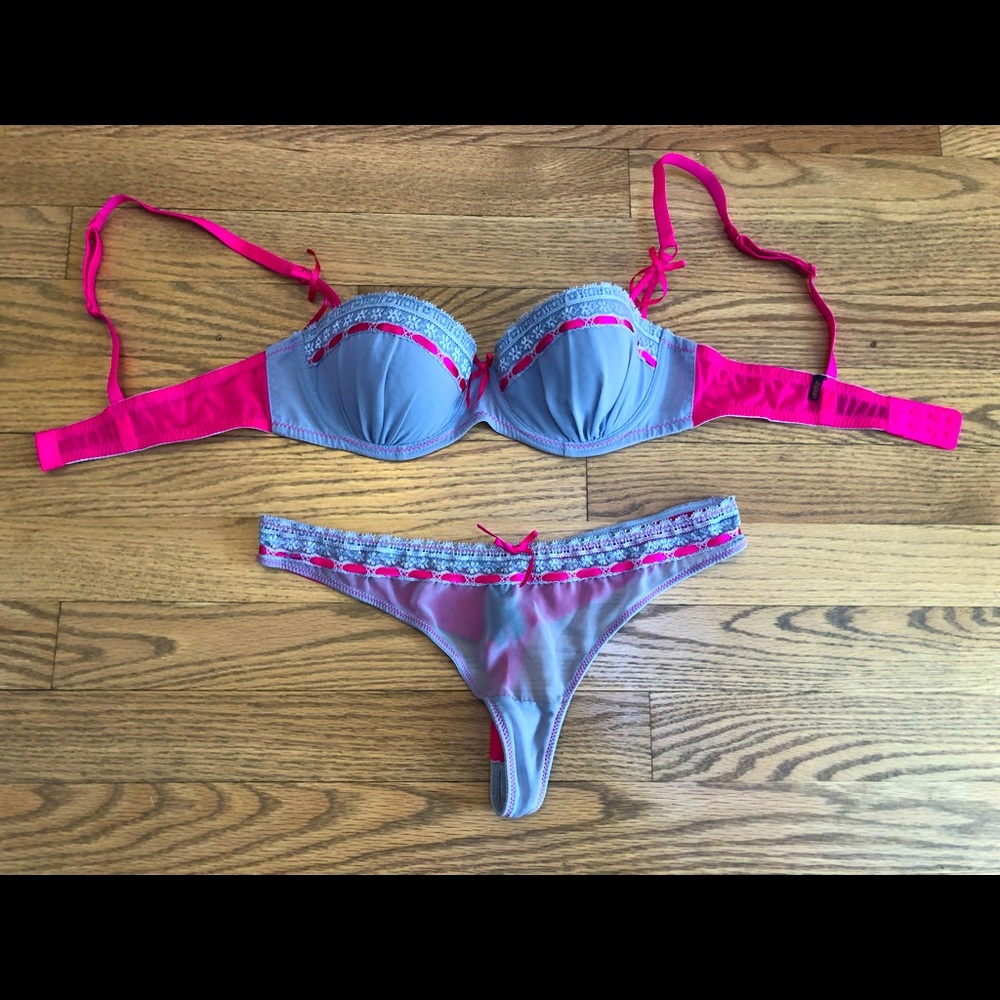 Undiz Bra 32B and thong size S